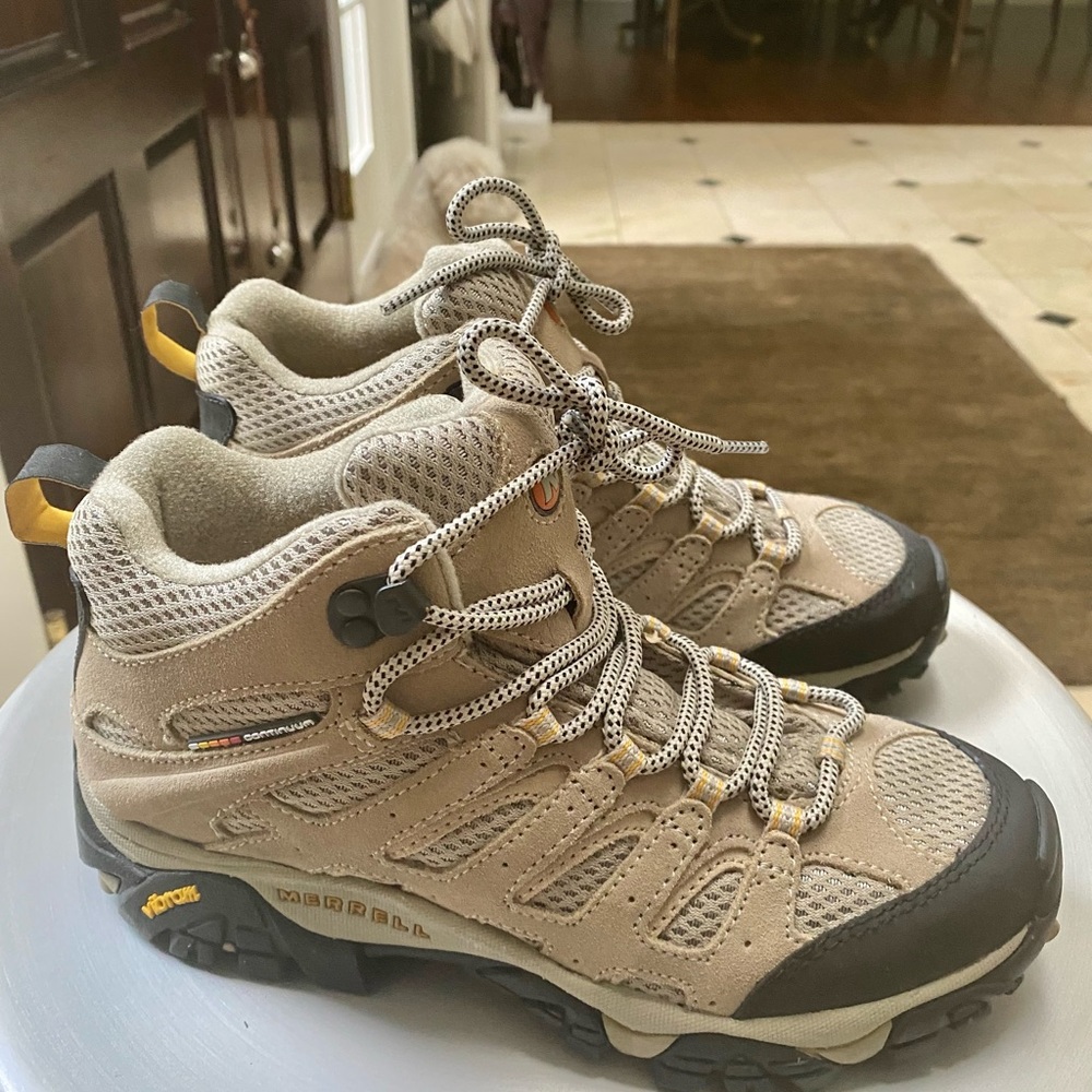 NWOT Merrell Hiking Boots taupe size 7.5 perfect